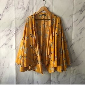 Boohoo bell sleeve kimono size 6 fits large